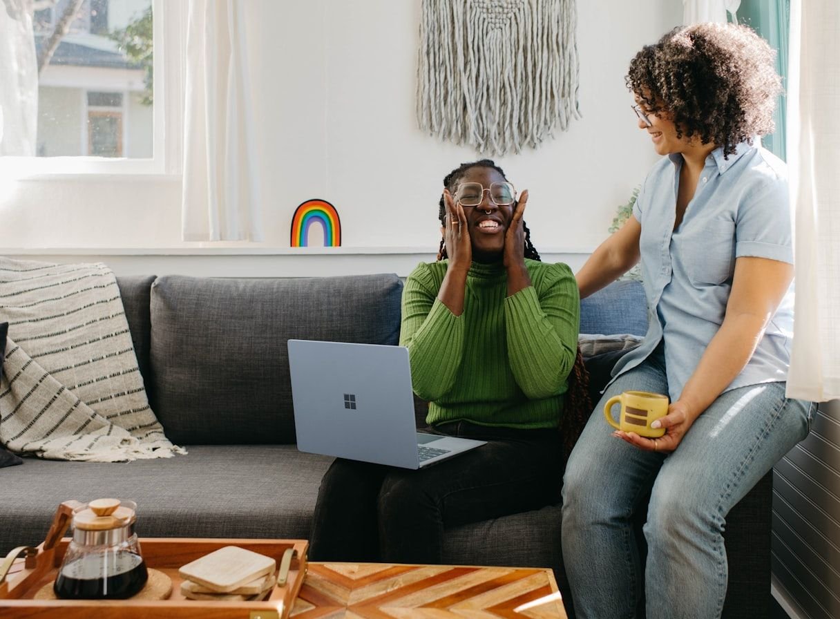 Casal revisando a proposta de seguro com um consultor na sala de casa